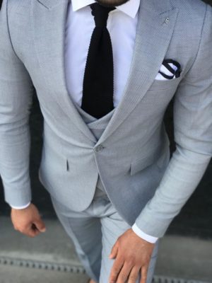costume Bazzo gris avec cravate noire